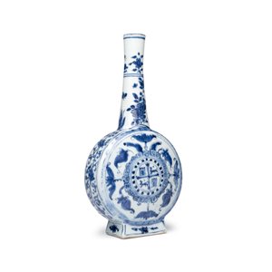 A rare and important Chinese armorial blue and white bottle vase with Royal Spanish arms  — foto 1