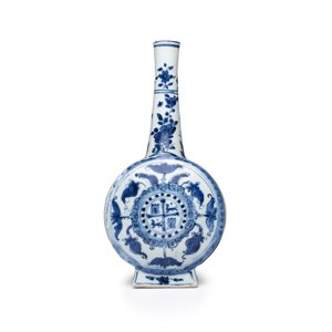 A rare and important Chinese armorial blue and white bottle vase with Royal Spanish arms  — foto 2