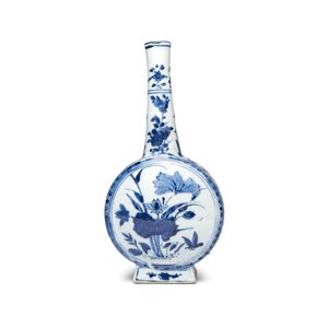 A rare and important Chinese armorial blue and white bottle vase with Royal Spanish arms  — foto 4