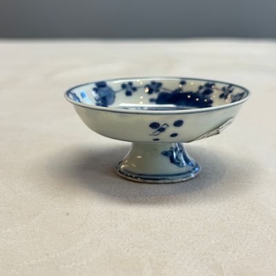 A small Chinese blue and white 'Fisherman' footed saucer dish — photo 3