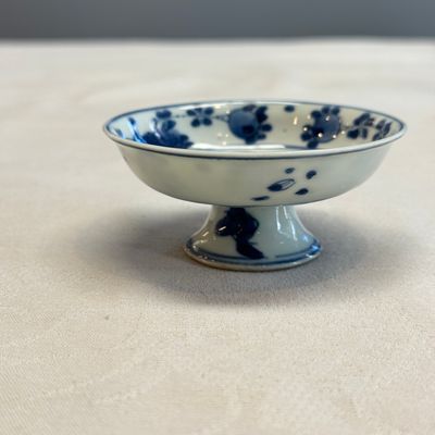 A small Chinese blue and white 'Fisherman' footed saucer dish — photo 4