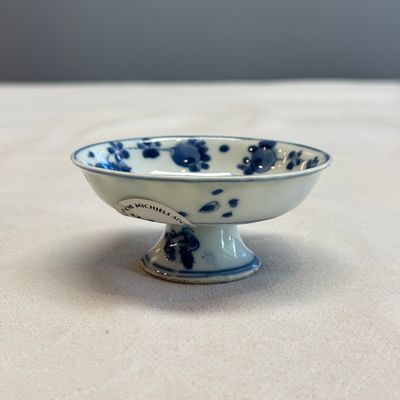 A small Chinese blue and white 'Fisherman' footed saucer dish — photo 2