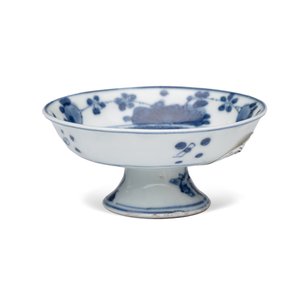 A small Chinese blue and white 'Fisherman' footed saucer dish — photo 4