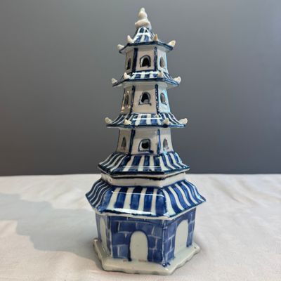 A very rare Chinese blue and white pagoda-shaped incense burner — photo 2