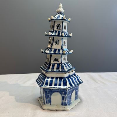 A very rare Chinese blue and white pagoda-shaped incense burner — photo 3