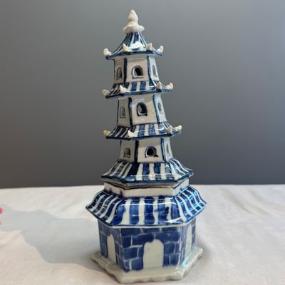 A very rare Chinese blue and white pagoda-shaped incense burner — photo 4