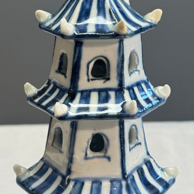A very rare Chinese blue and white pagoda-shaped incense burner — photo 6