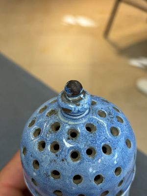 A very rare and early blue and white Dutch Delft chinoiserie caster — photo 1