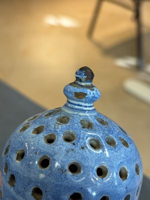 A very rare and early blue and white Dutch Delft chinoiserie caster — photo 2