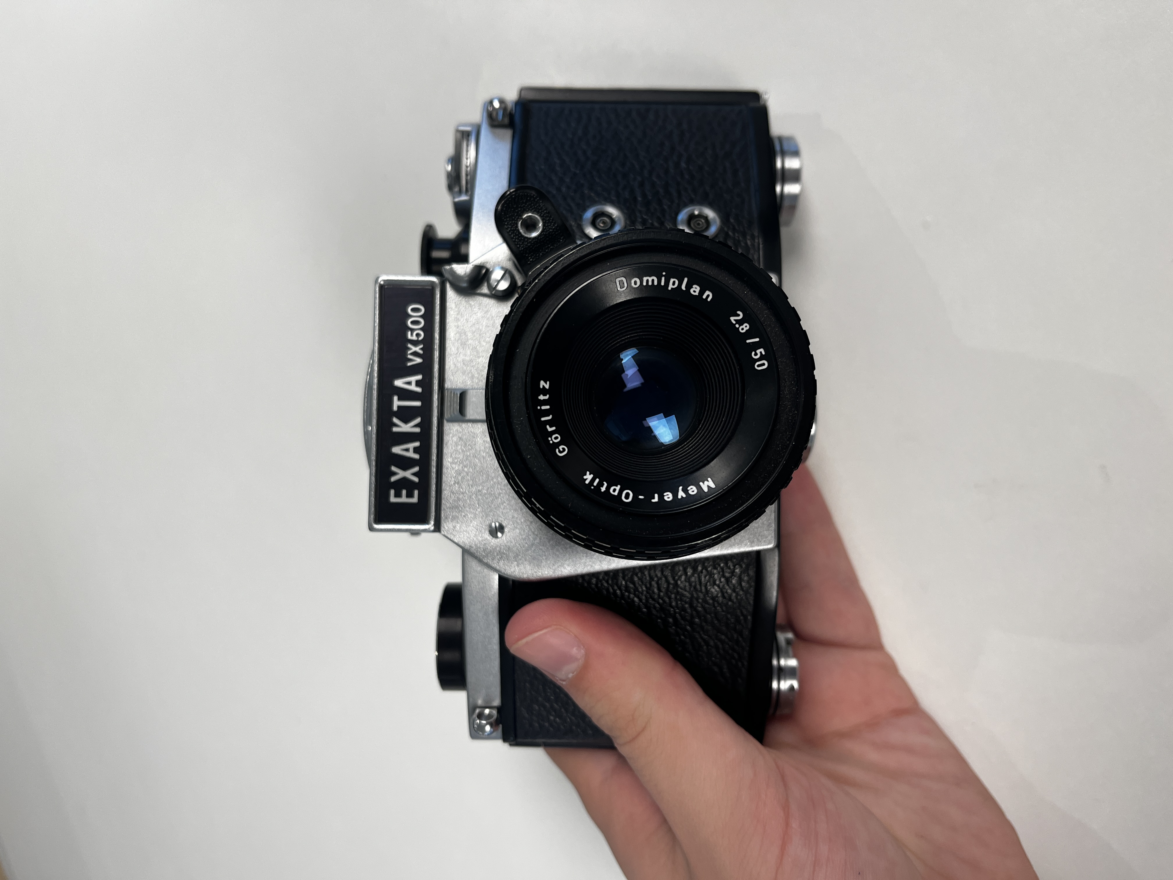 An Exakta VX500 with a Meyer-Optik Görlitz Domiplan 50mm F2.8 lens and an Exa with a Meritar 50mm F2.9 lens with interchangeable viewfinders — foto 1