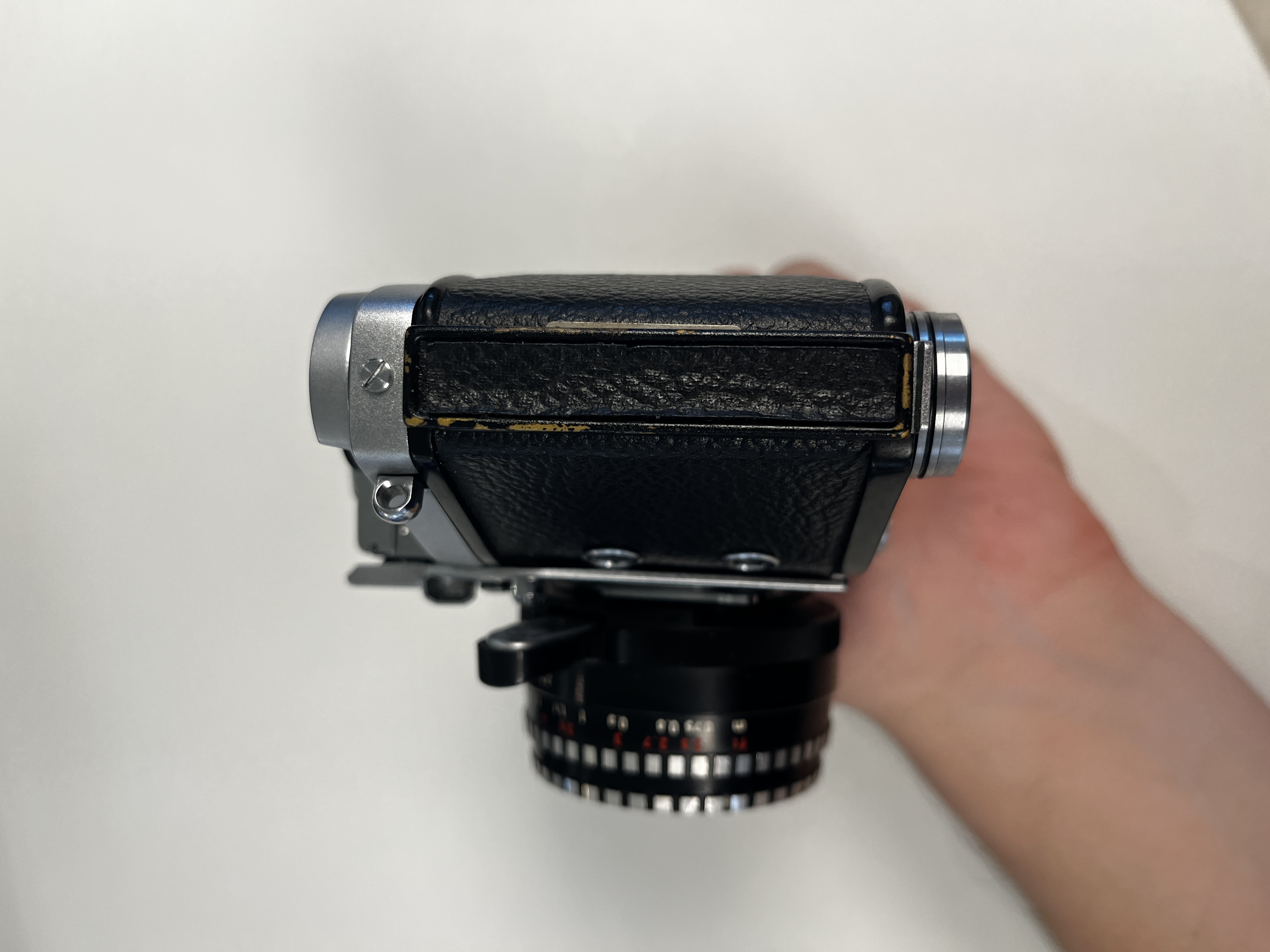 An Exakta VX500 with a Meyer-Optik Görlitz Domiplan 50mm F2.8 lens and an Exa with a Meritar 50mm F2.9 lens with interchangeable viewfinders — foto 2