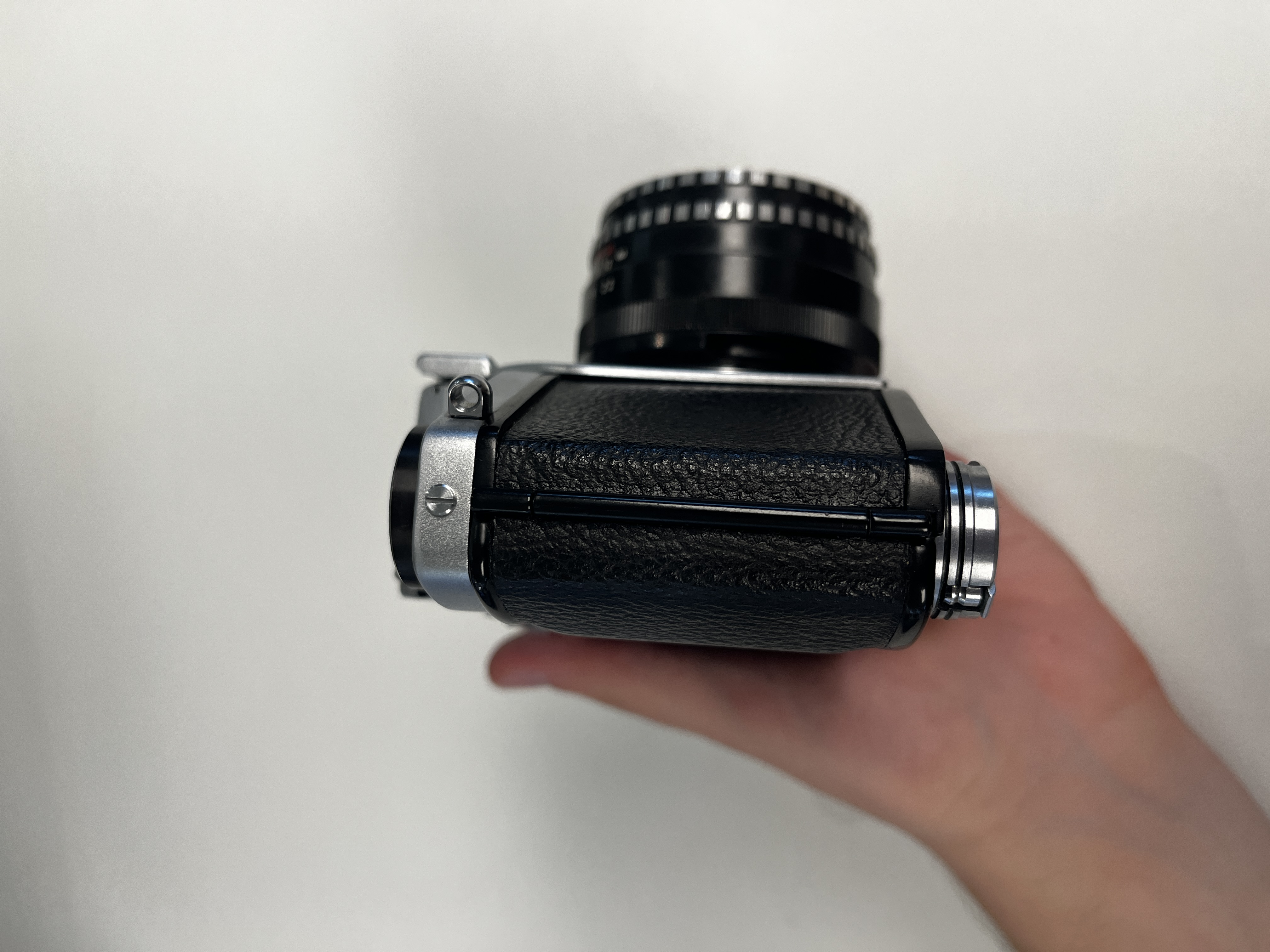 An Exakta VX500 with a Meyer-Optik Görlitz Domiplan 50mm F2.8 lens and an Exa with a Meritar 50mm F2.9 lens with interchangeable viewfinders — foto 4