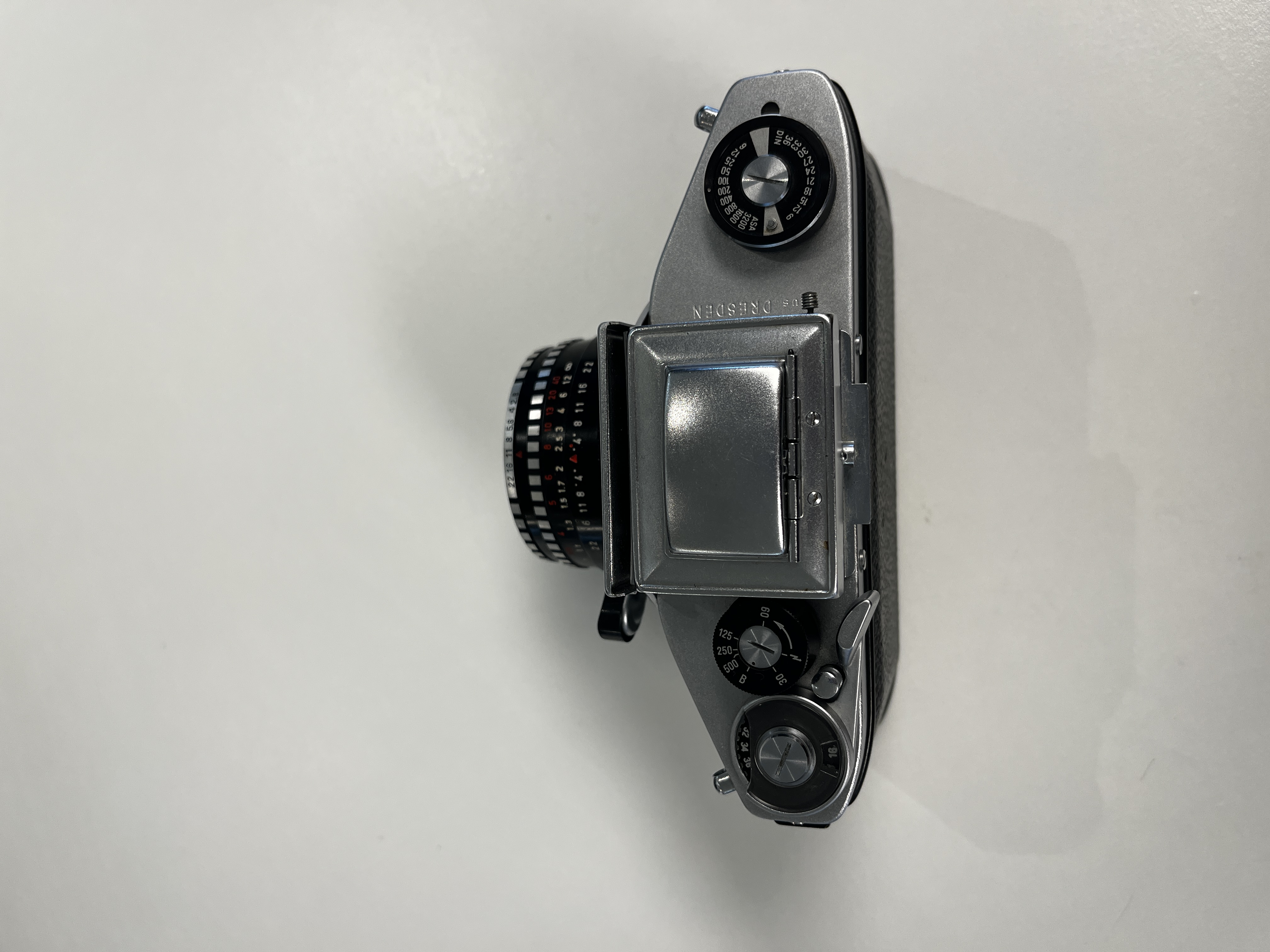 An Exakta VX500 with a Meyer-Optik Görlitz Domiplan 50mm F2.8 lens and an Exa with a Meritar 50mm F2.9 lens with interchangeable viewfinders — foto 5