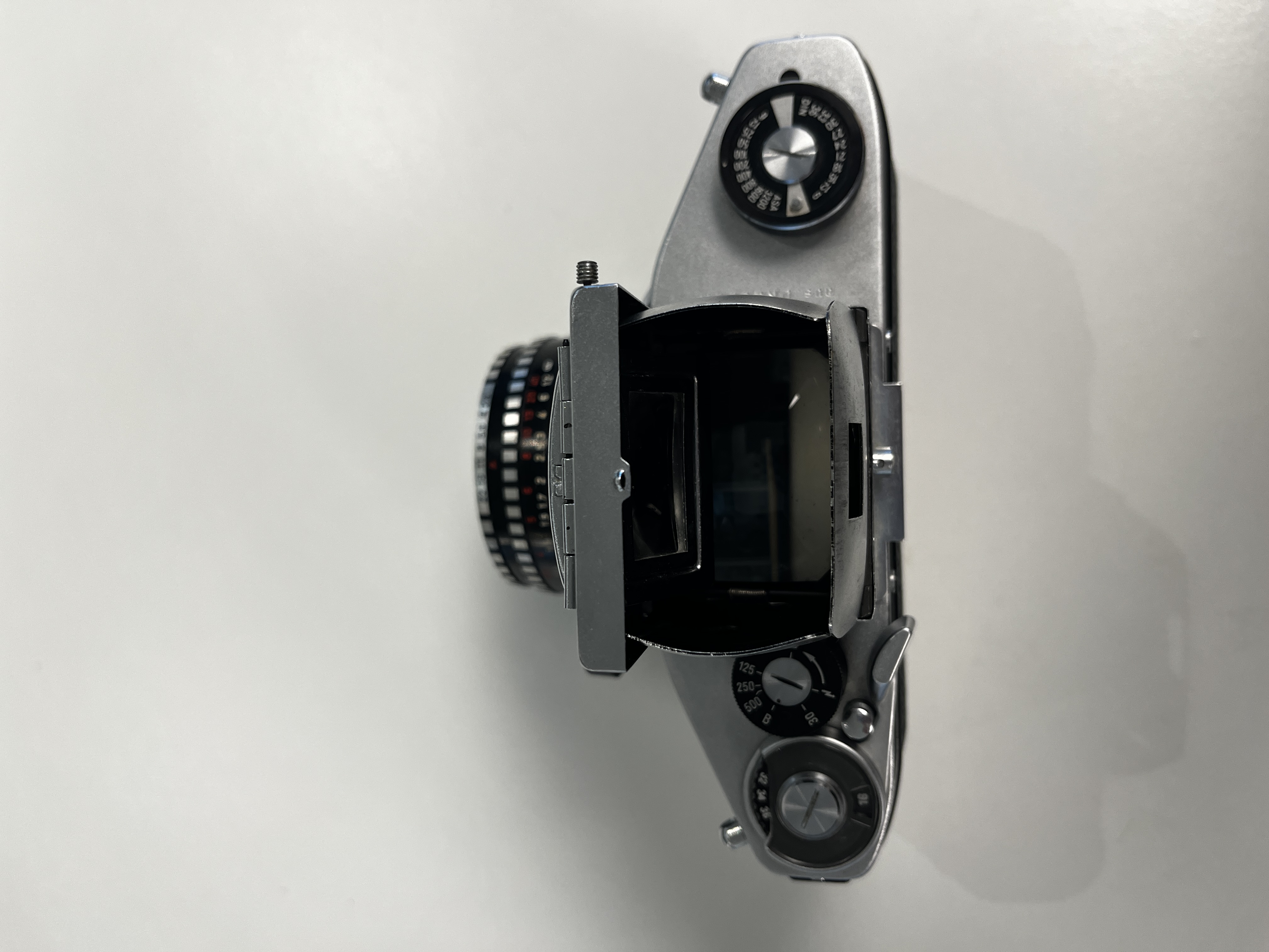 An Exakta VX500 with a Meyer-Optik Görlitz Domiplan 50mm F2.8 lens and an Exa with a Meritar 50mm F2.9 lens with interchangeable viewfinders — foto 6