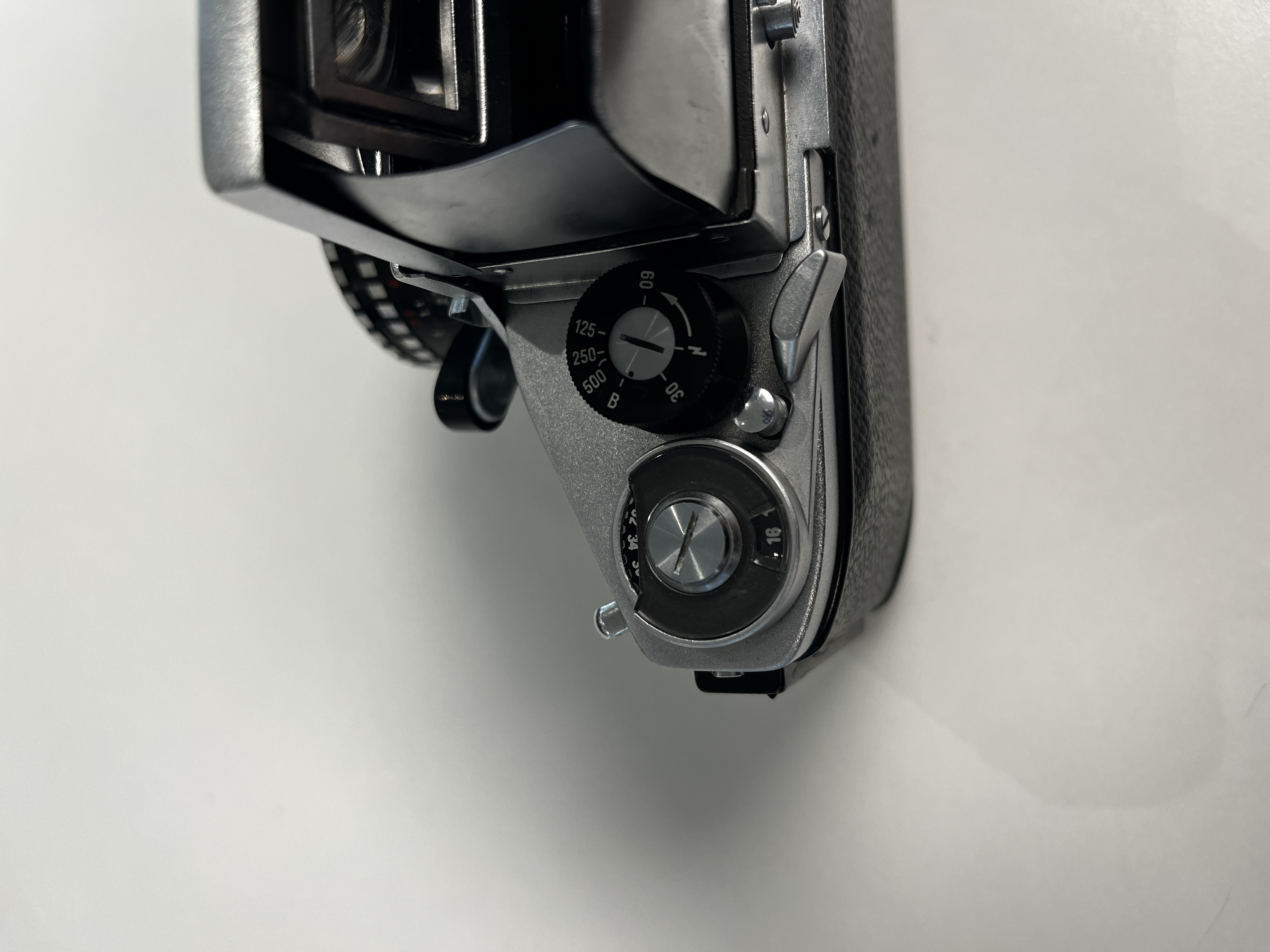An Exakta VX500 with a Meyer-Optik Görlitz Domiplan 50mm F2.8 lens and an Exa with a Meritar 50mm F2.9 lens with interchangeable viewfinders — foto 7