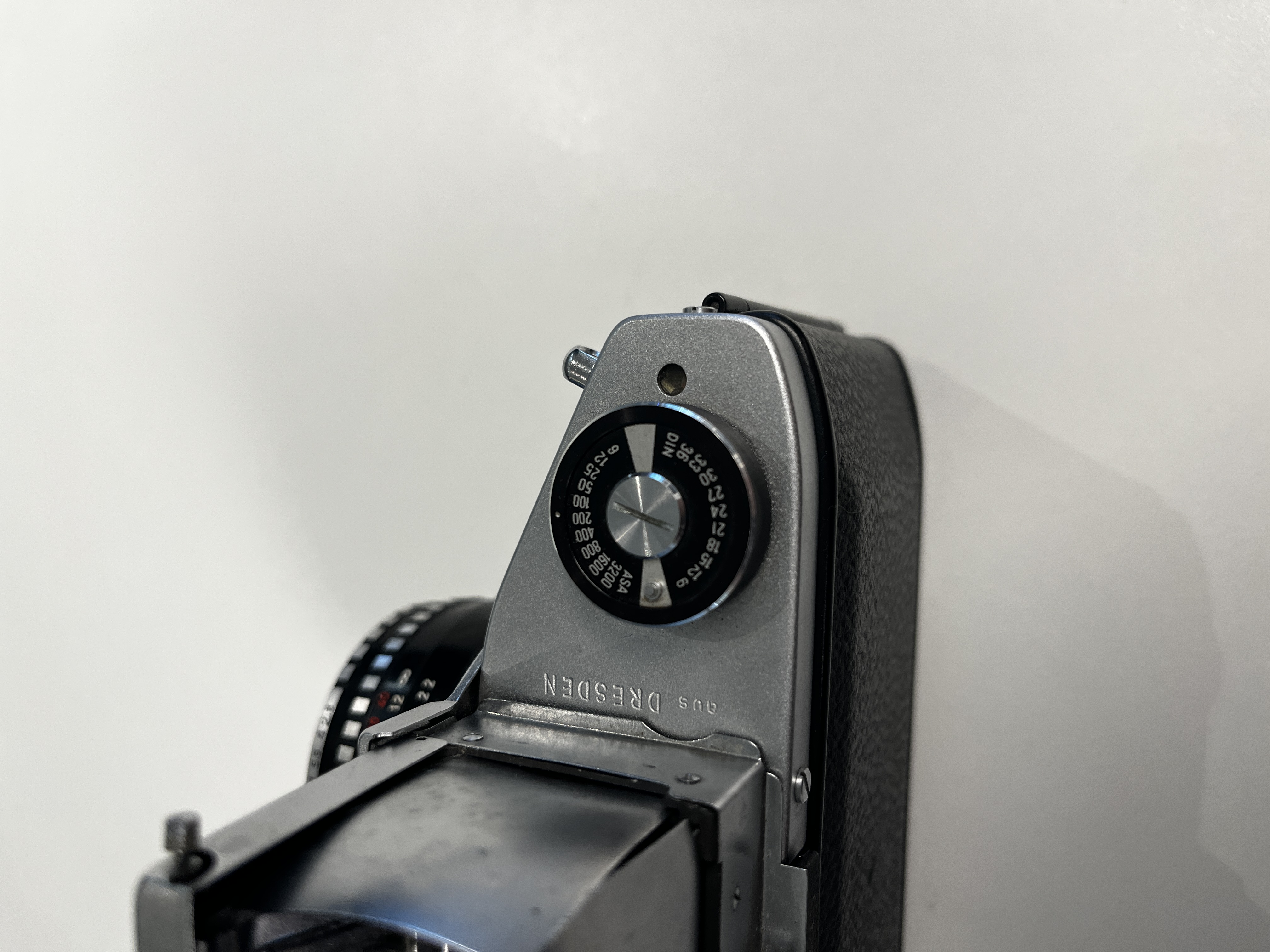 An Exakta VX500 with a Meyer-Optik Görlitz Domiplan 50mm F2.8 lens and an Exa with a Meritar 50mm F2.9 lens with interchangeable viewfinders — foto 8