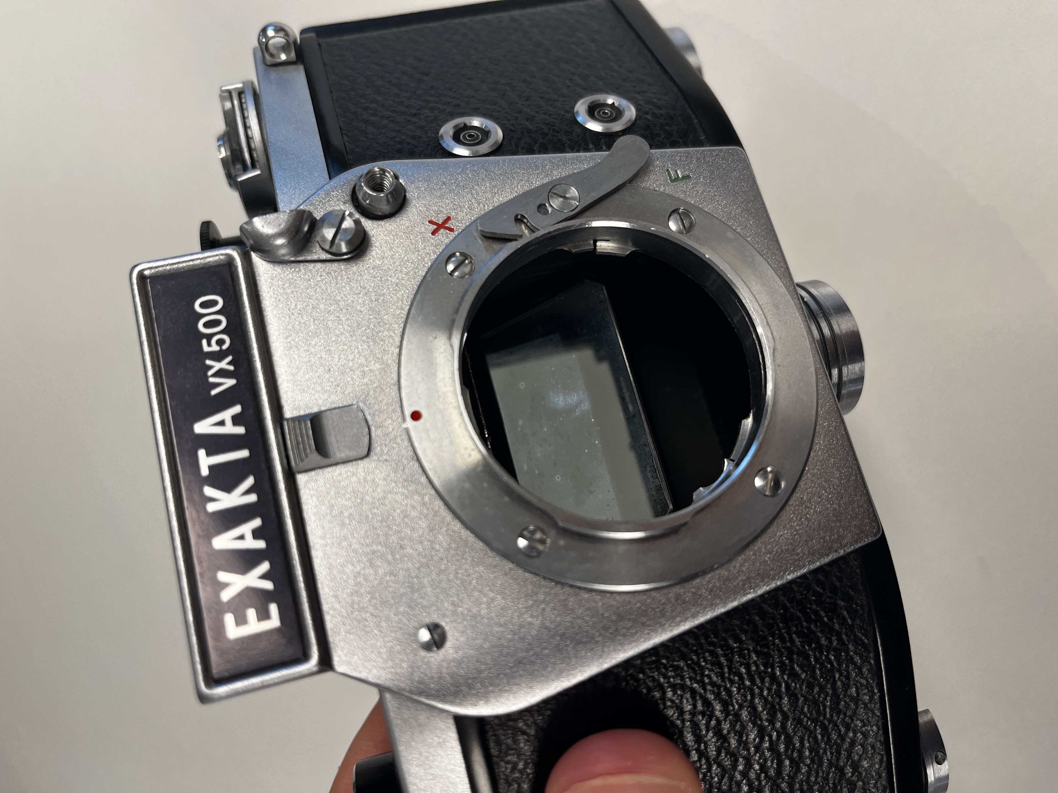 An Exakta VX500 with a Meyer-Optik Görlitz Domiplan 50mm F2.8 lens and an Exa with a Meritar 50mm F2.9 lens with interchangeable viewfinders — foto 13