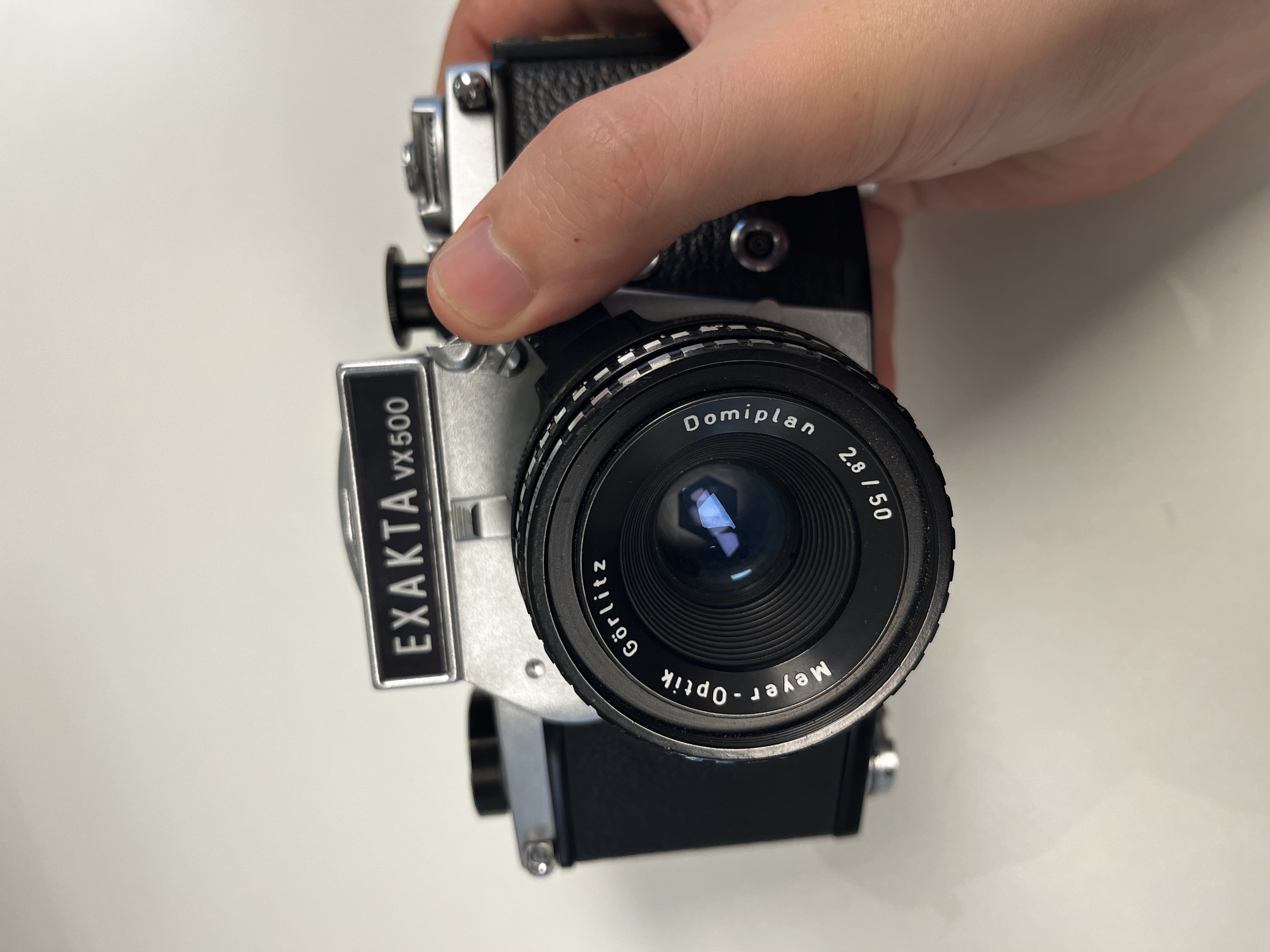 An Exakta VX500 with a Meyer-Optik Görlitz Domiplan 50mm F2.8 lens and an Exa with a Meritar 50mm F2.9 lens with interchangeable viewfinders — foto 16