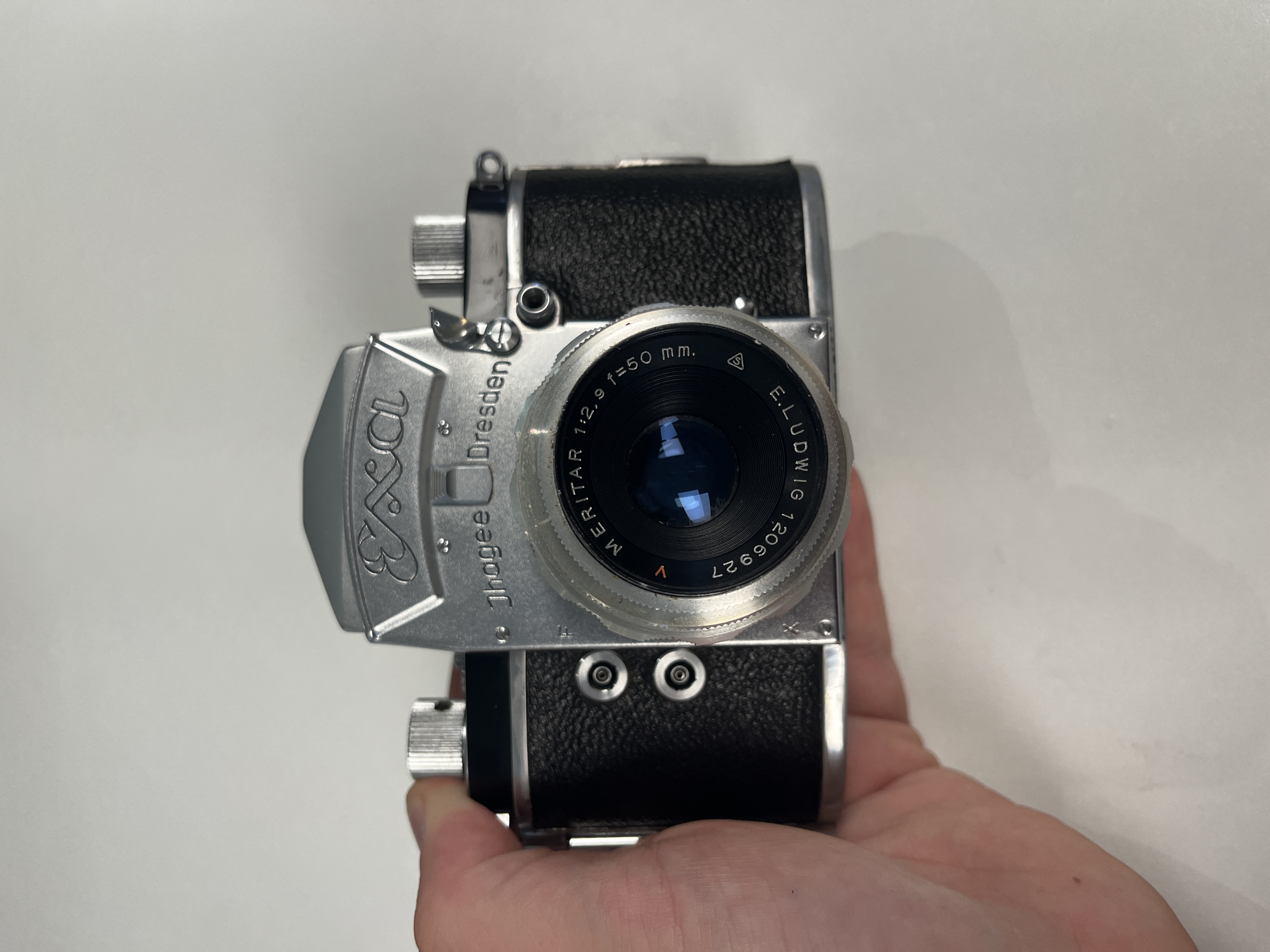 An Exakta VX500 with a Meyer-Optik Görlitz Domiplan 50mm F2.8 lens and an Exa with a Meritar 50mm F2.9 lens with interchangeable viewfinders — foto 17