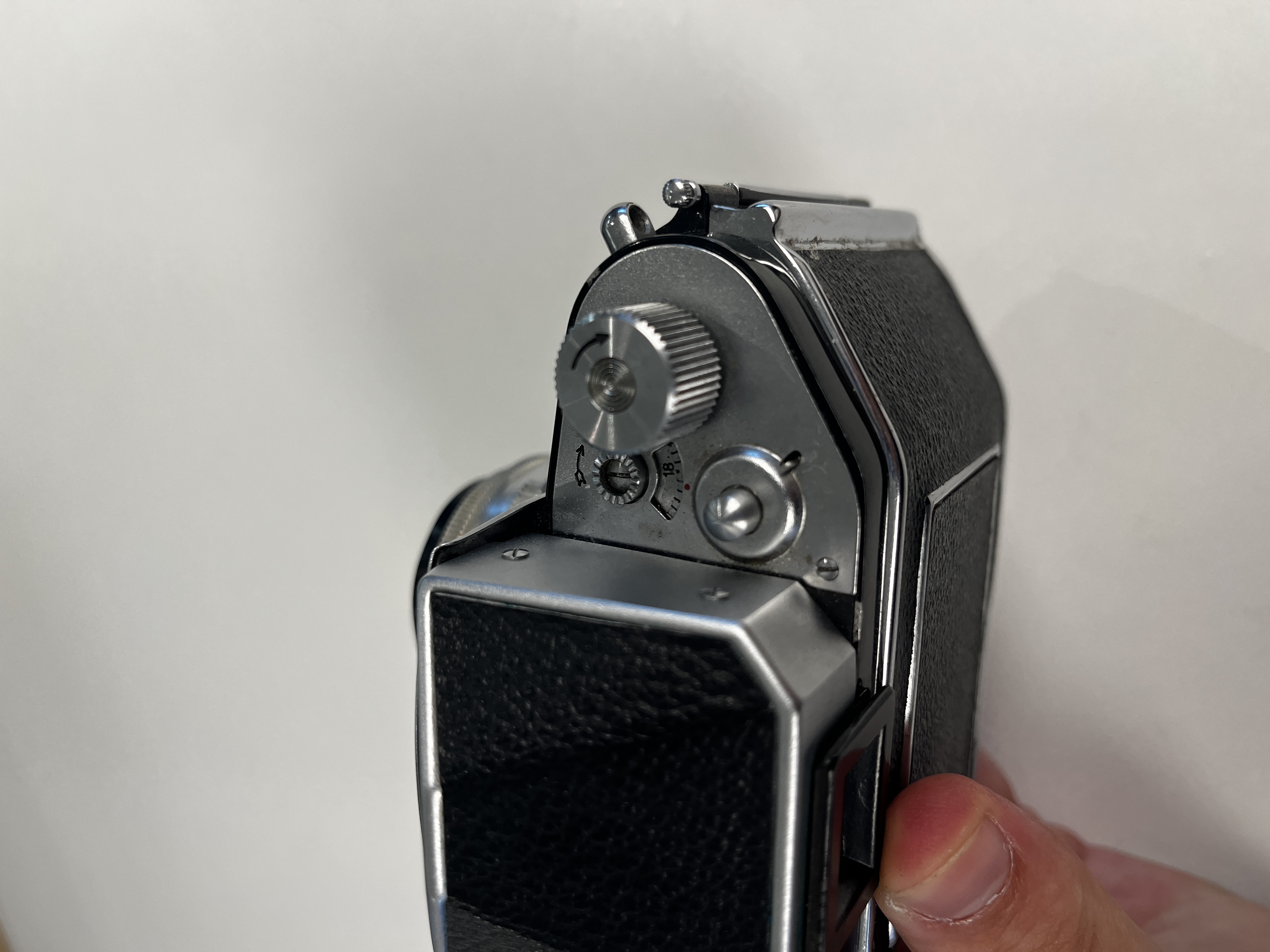 An Exakta VX500 with a Meyer-Optik Görlitz Domiplan 50mm F2.8 lens and an Exa with a Meritar 50mm F2.9 lens with interchangeable viewfinders — foto 23