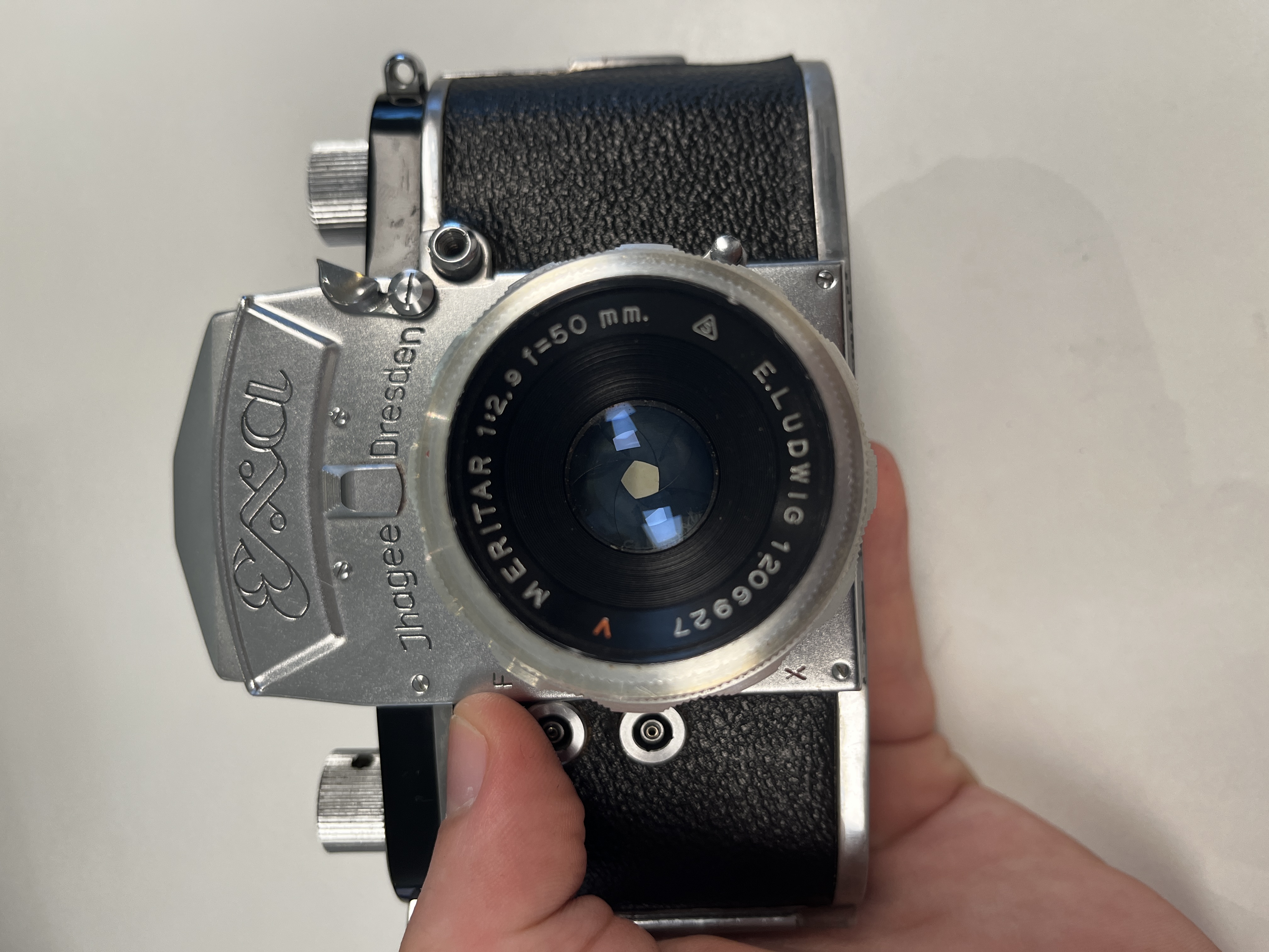 An Exakta VX500 with a Meyer-Optik Görlitz Domiplan 50mm F2.8 lens and an Exa with a Meritar 50mm F2.9 lens with interchangeable viewfinders — foto 27