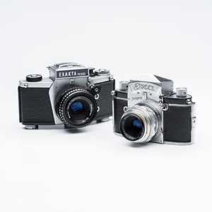 An Exakta VX500 with a Meyer-Optik Görlitz Domiplan 50mm F2.8 lens and an Exa with a Meritar 50mm F2.9 lens with interchangeable viewfinders — foto 1