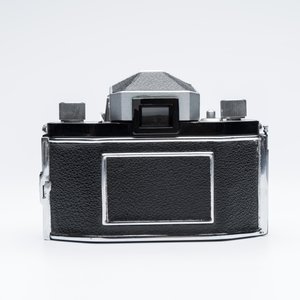 An Exakta VX500 with a Meyer-Optik Görlitz Domiplan 50mm F2.8 lens and an Exa with a Meritar 50mm F2.9 lens with interchangeable viewfinders — foto 11