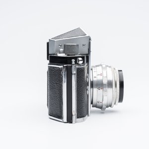 An Exakta VX500 with a Meyer-Optik Görlitz Domiplan 50mm F2.8 lens and an Exa with a Meritar 50mm F2.9 lens with interchangeable viewfinders — foto 12