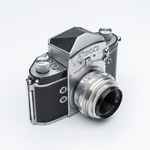 An Exakta VX500 with a Meyer-Optik Görlitz Domiplan 50mm F2.8 lens and an Exa with a Meritar 50mm F2.9 lens with interchangeable viewfinders — foto 13