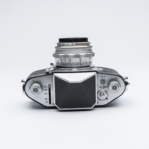 An Exakta VX500 with a Meyer-Optik Görlitz Domiplan 50mm F2.8 lens and an Exa with a Meritar 50mm F2.9 lens with interchangeable viewfinders — foto 14