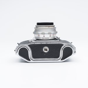 An Exakta VX500 with a Meyer-Optik Görlitz Domiplan 50mm F2.8 lens and an Exa with a Meritar 50mm F2.9 lens with interchangeable viewfinders — foto 15