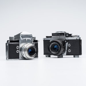 An Exakta VX500 with a Meyer-Optik Görlitz Domiplan 50mm F2.8 lens and an Exa with a Meritar 50mm F2.9 lens with interchangeable viewfinders — foto 16