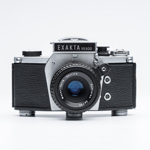 An Exakta VX500 with a Meyer-Optik Görlitz Domiplan 50mm F2.8 lens and an Exa with a Meritar 50mm F2.9 lens with interchangeable viewfinders — foto 2
