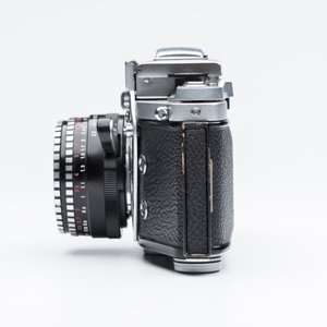 An Exakta VX500 with a Meyer-Optik Görlitz Domiplan 50mm F2.8 lens and an Exa with a Meritar 50mm F2.9 lens with interchangeable viewfinders — foto 3
