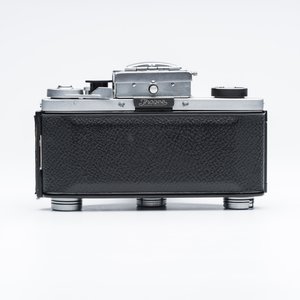 An Exakta VX500 with a Meyer-Optik Görlitz Domiplan 50mm F2.8 lens and an Exa with a Meritar 50mm F2.9 lens with interchangeable viewfinders — foto 4