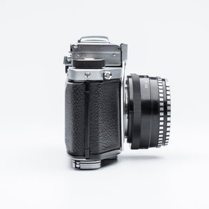 An Exakta VX500 with a Meyer-Optik Görlitz Domiplan 50mm F2.8 lens and an Exa with a Meritar 50mm F2.9 lens with interchangeable viewfinders — foto 5