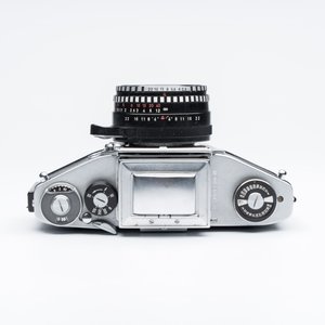 An Exakta VX500 with a Meyer-Optik Görlitz Domiplan 50mm F2.8 lens and an Exa with a Meritar 50mm F2.9 lens with interchangeable viewfinders — foto 6