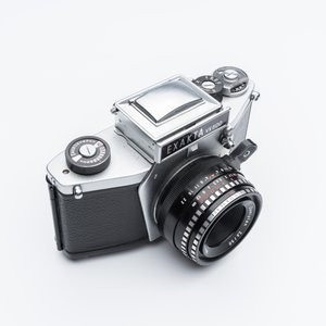 An Exakta VX500 with a Meyer-Optik Görlitz Domiplan 50mm F2.8 lens and an Exa with a Meritar 50mm F2.9 lens with interchangeable viewfinders — foto 8