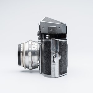 An Exakta VX500 with a Meyer-Optik Görlitz Domiplan 50mm F2.8 lens and an Exa with a Meritar 50mm F2.9 lens with interchangeable viewfinders — foto 10