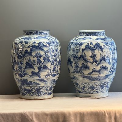 An exceptional pair of large Chinese blue and white 'Dignitaries and Warriors' vases — photo 1