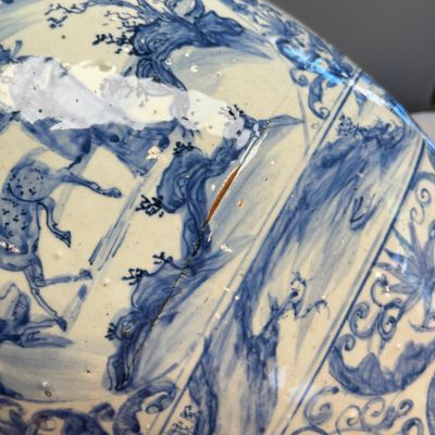 An exceptional pair of large Chinese blue and white 'Dignitaries and Warriors' vases — photo 11