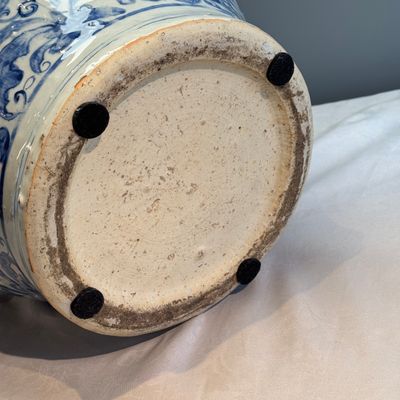 An exceptional pair of large Chinese blue and white 'Dignitaries and Warriors' vases — photo 20