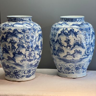 An exceptional pair of large Chinese blue and white 'Dignitaries and Warriors' vases — photo 2