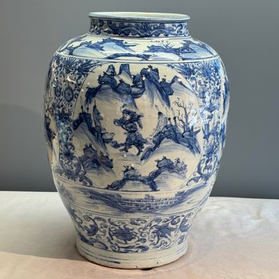 An exceptional pair of large Chinese blue and white 'Dignitaries and Warriors' vases — photo 3