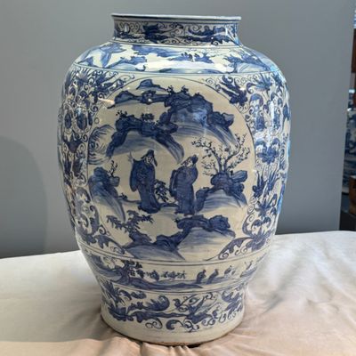 An exceptional pair of large Chinese blue and white 'Dignitaries and Warriors' vases — photo 24