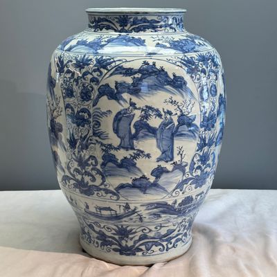 An exceptional pair of large Chinese blue and white 'Dignitaries and Warriors' vases — photo 25