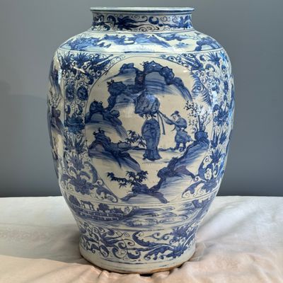 An exceptional pair of large Chinese blue and white 'Dignitaries and Warriors' vases — photo 26