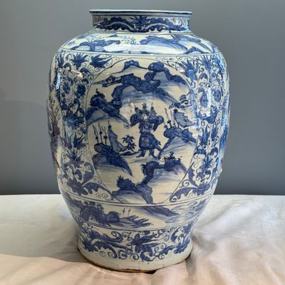 An exceptional pair of large Chinese blue and white 'Dignitaries and Warriors' vases — photo 27