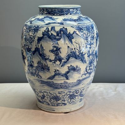 An exceptional pair of large Chinese blue and white 'Dignitaries and Warriors' vases — photo 4
