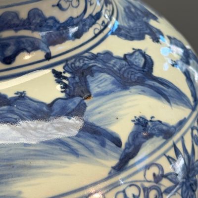An exceptional pair of large Chinese blue and white 'Dignitaries and Warriors' vases — photo 28